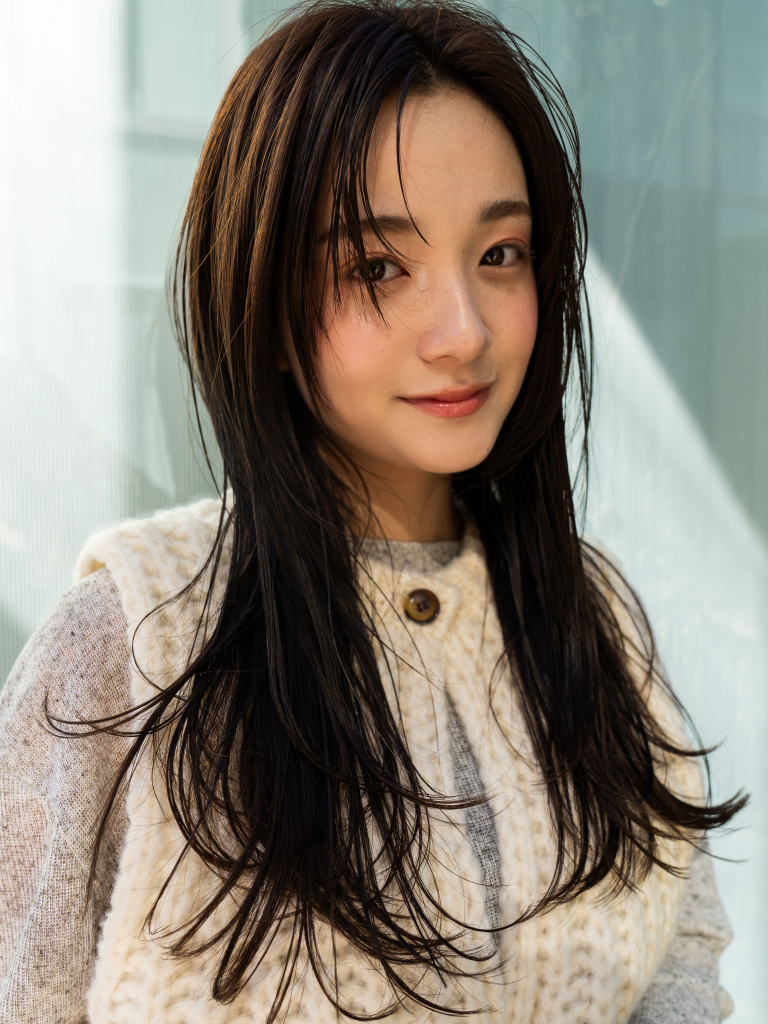 たっぷりとシャギーをいれたコケティッシュなロングスタイル